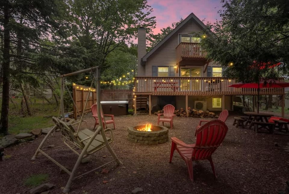 Horizon Hideaway Hot Tub Fire Pit Game Room House in Pocono Mountains