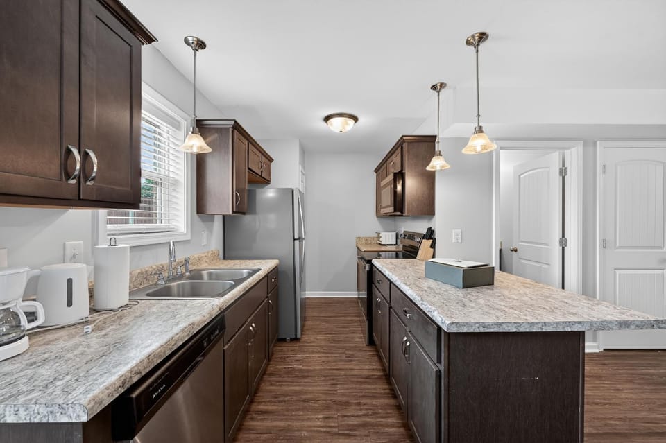 Cozy 2br Stay Near Work & Dining Apartment in Clarksville