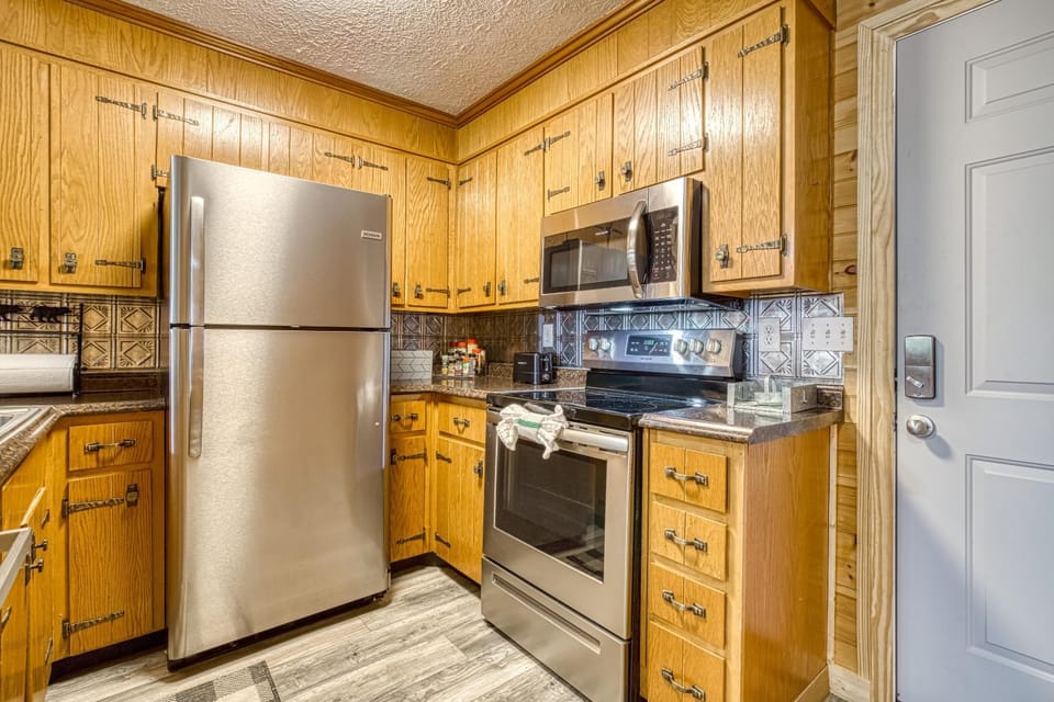 Coffee/tea facilities, Kitchen or kitchenette, Decorative detail, Decorative detail, Communal kitchen, dishwasher, microwave, oven, stove, stove, toaster, toaster, kitchen, kitchen
