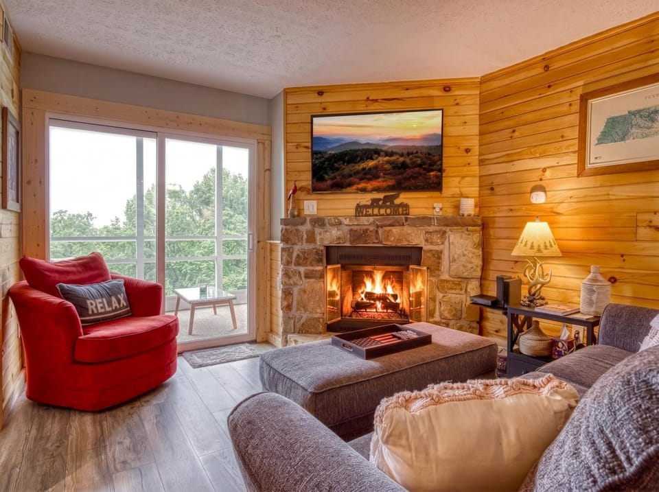 Patio, Patio, Communal lounge/ TV room, Spring, Day, Natural landscape, TV and multimedia, View (from property/room), View (from property/room), Balcony/Terrace, Balcony/Terrace, Living room, Decorative detail, Decorative detail, Seating area, Evening entertainment, Mountain view, Mountain view, Entertainment, fireplace, fireplace