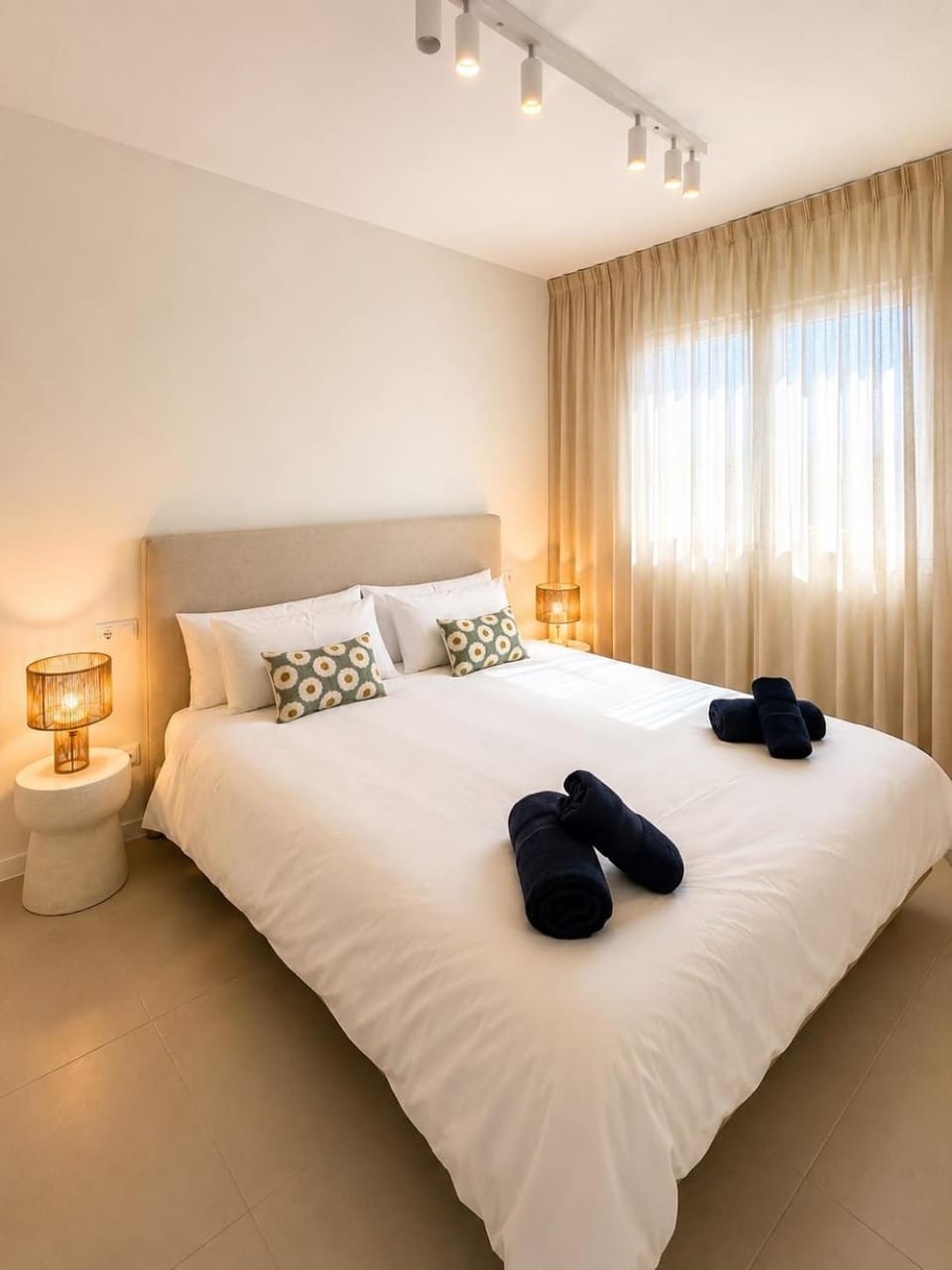 Celere Sea View Pool Gym Parking Apartment in Costa del Sol