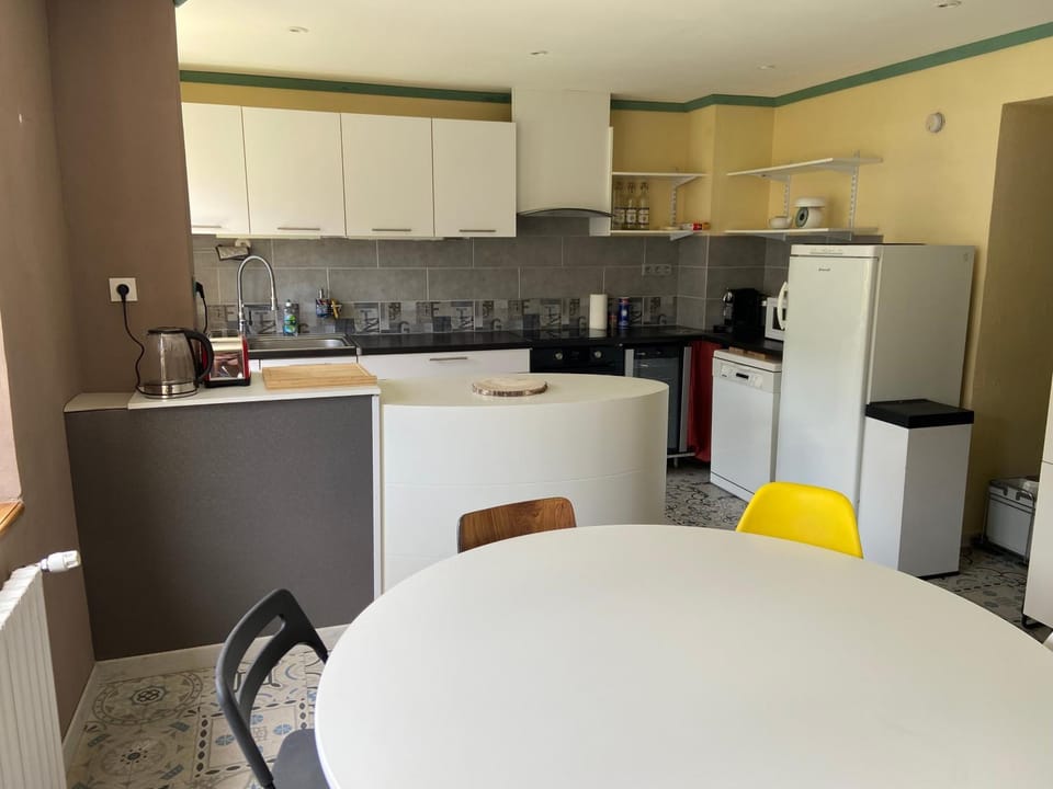 Kitchen or kitchenette, Living room