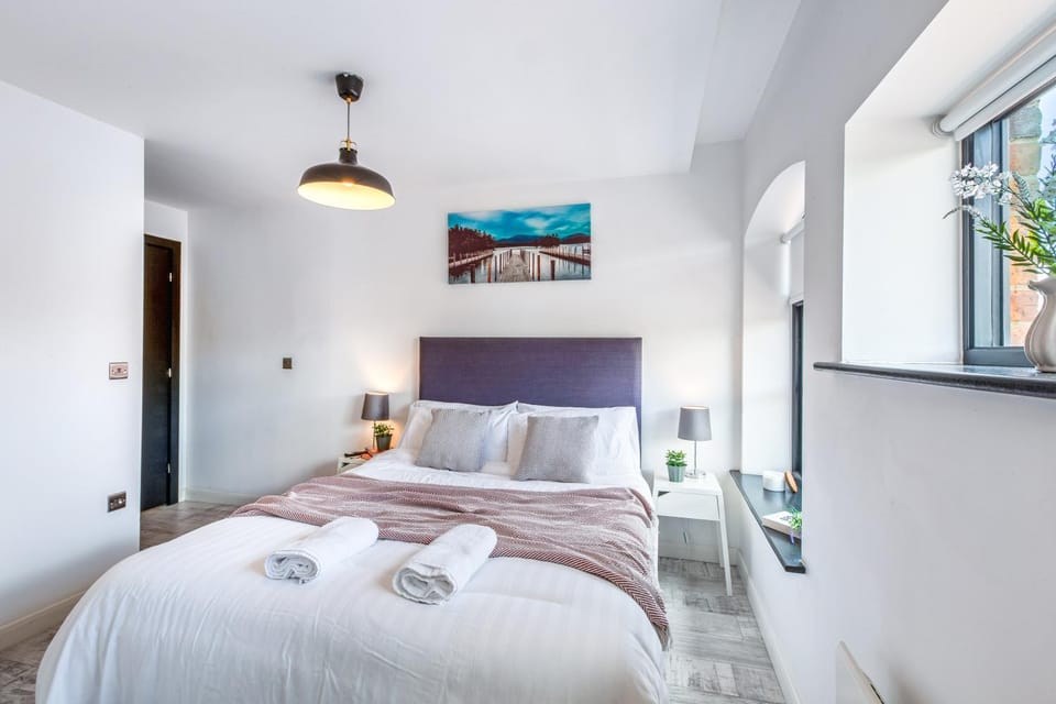 Bed, Photo of the whole room, Decorative detail, Bedroom, towels
