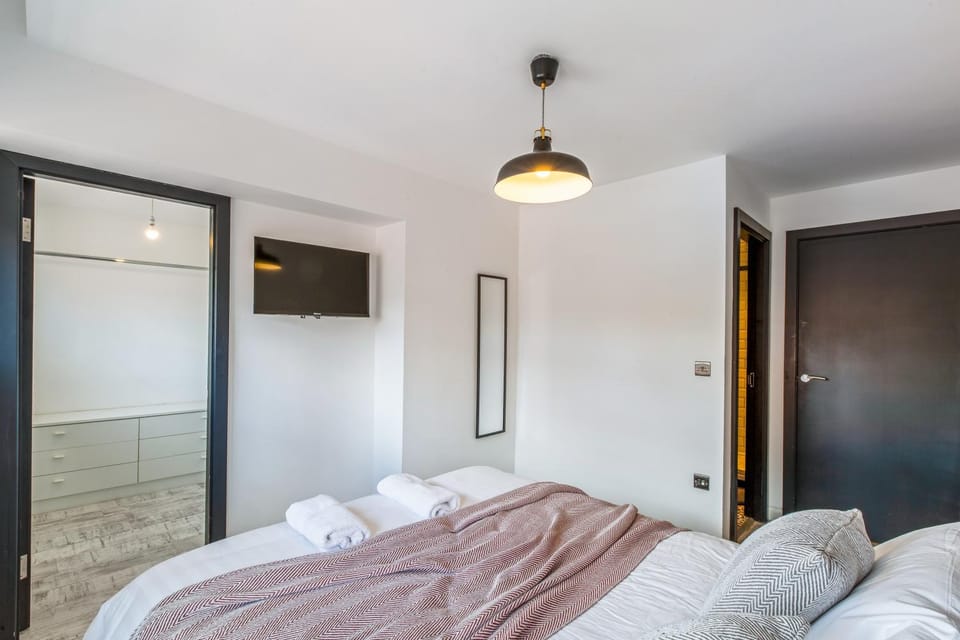 Bed, TV and multimedia, Photo of the whole room, Bedroom, towels, wardrobe