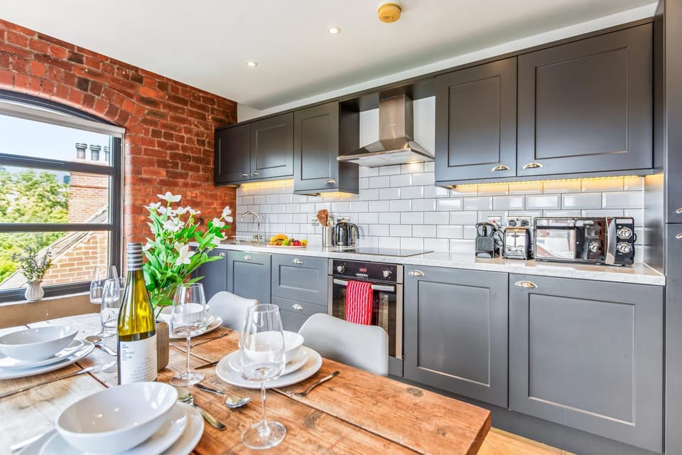 Coffee/tea facilities, Kitchen or kitchenette, Dining area, dishwasher, oven, pet friendly, stove, toaster