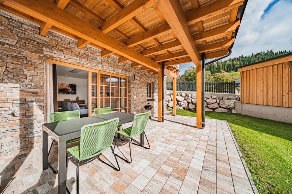 Property building, Garden, Balcony/Terrace, Seating area, Garden view