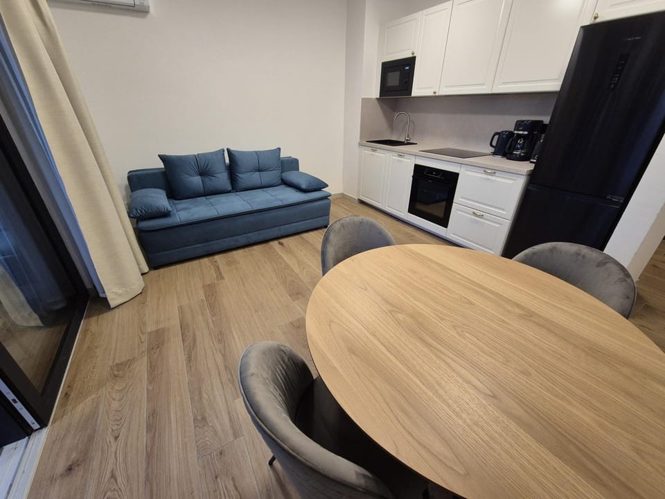 Kitchen or kitchenette, Seating area, Dining area, dishwasher, oven, pet friendly, stove