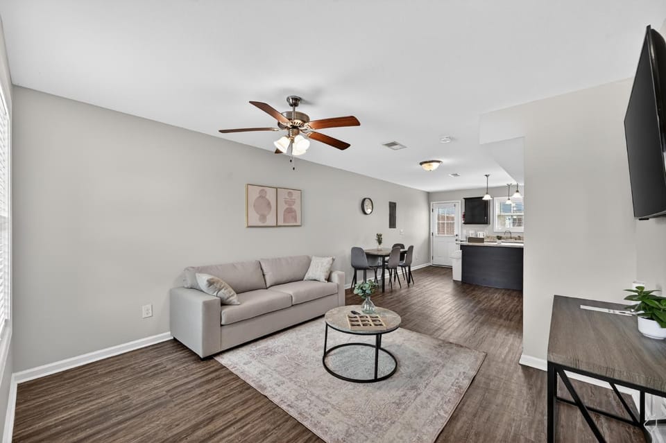 Bright, Modern 2 bedroom Home Away From Home Apartment in Clarksville