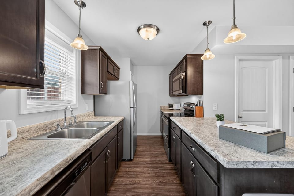 Bright, Modern 2 bedroom Home Away From Home Apartment in Clarksville