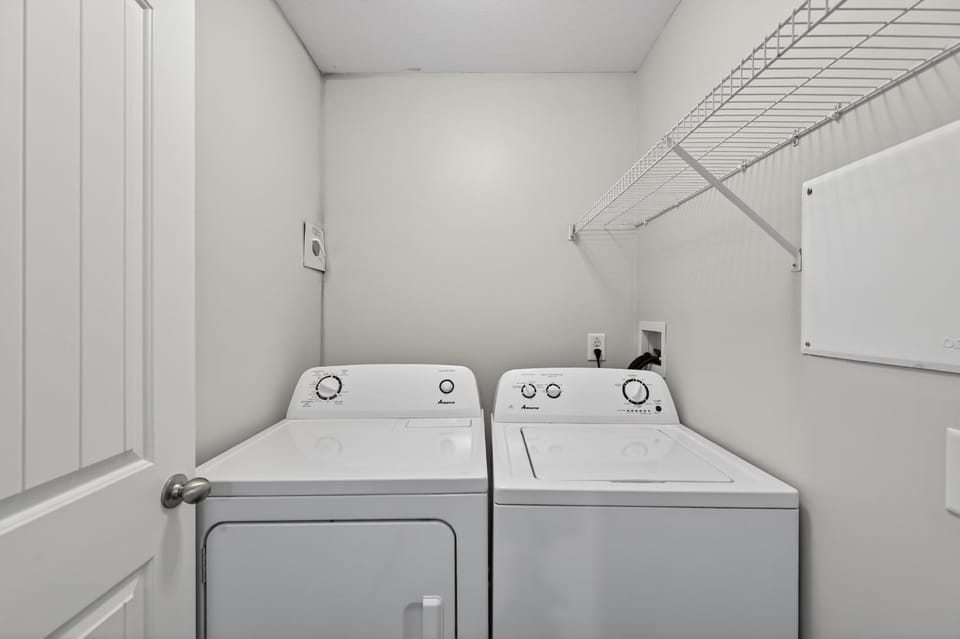 Bright, Modern 2 bedroom Home Away From Home Apartment in Clarksville