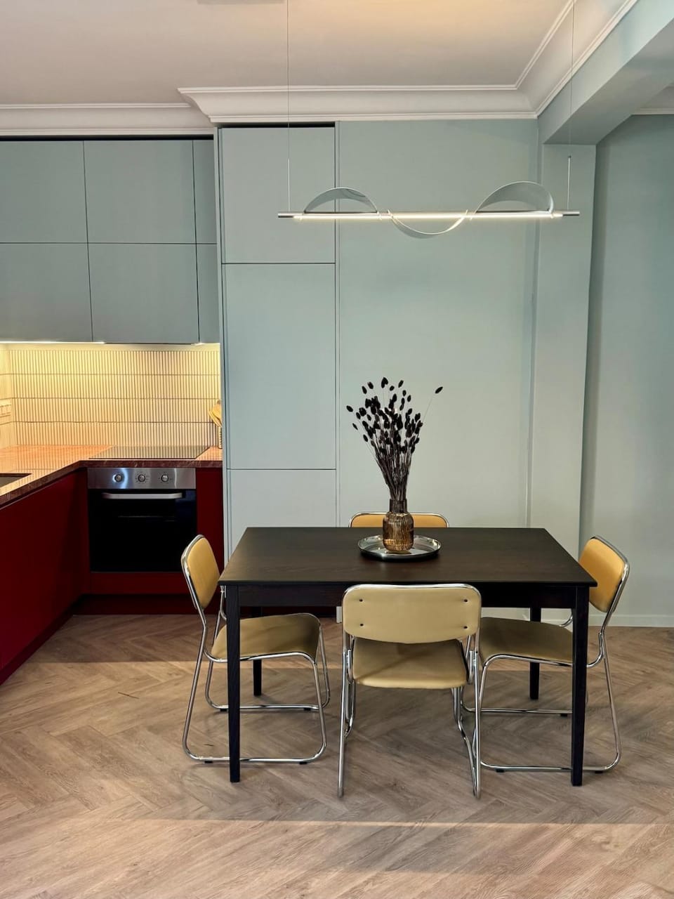 Kitchen or kitchenette, Dining area
