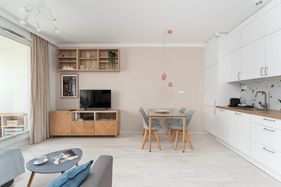 TV and multimedia, Kitchen or kitchenette, Living room, Seating area, Dining area, stove