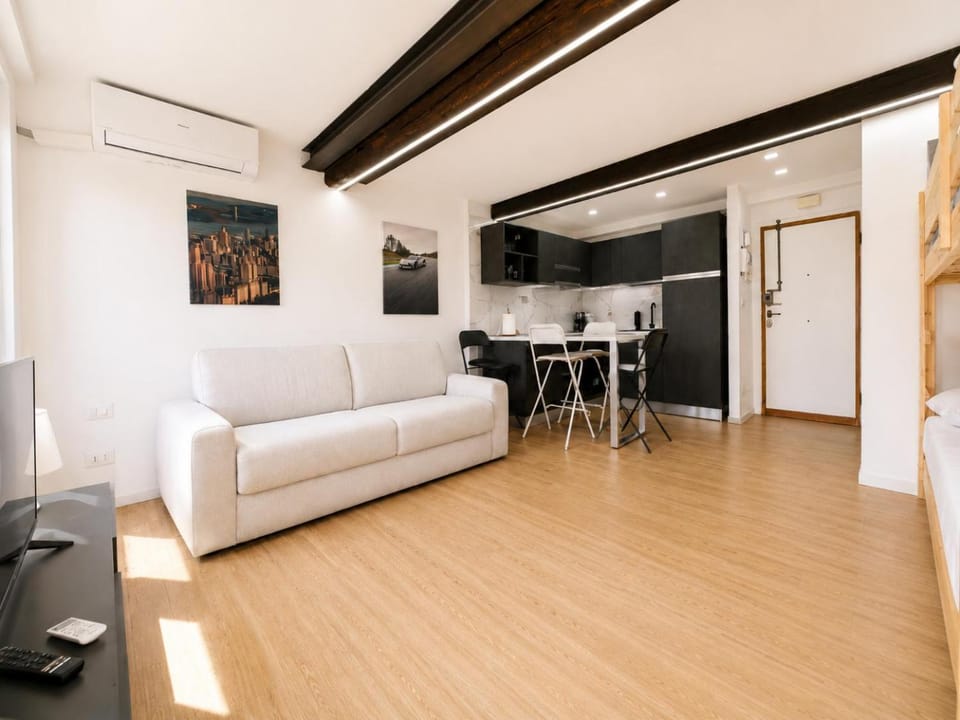 TV and multimedia, Living room, Seating area, Dining area, air conditioner