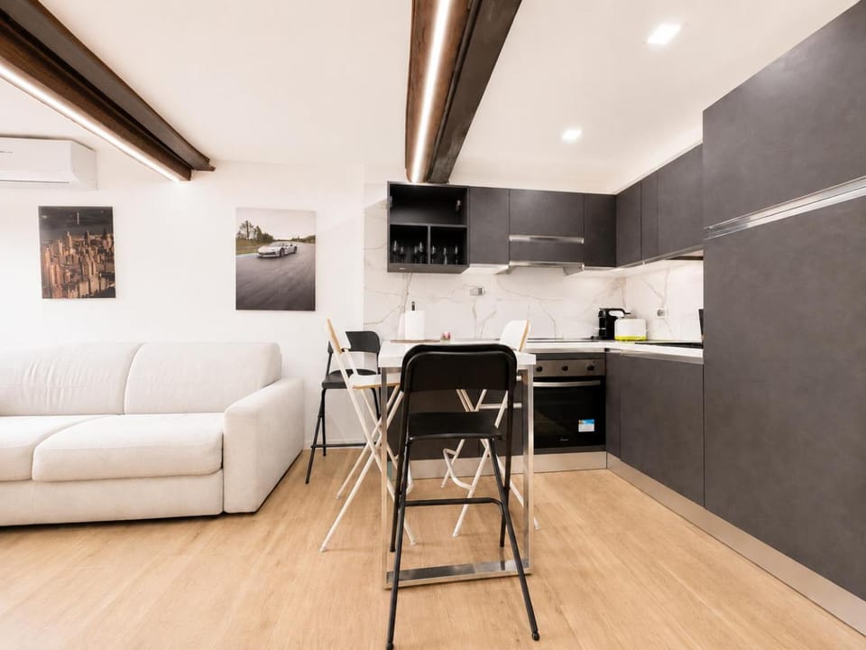 Kitchen or kitchenette, Dining area, oven, stove