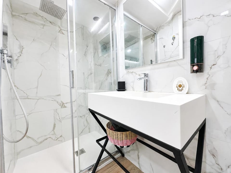 Shower, Bathroom, towels