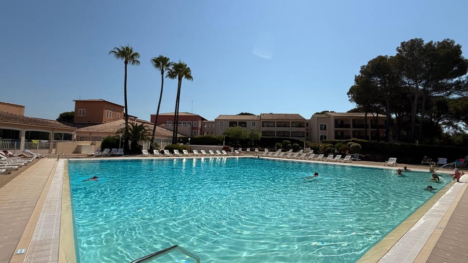 F1 climatisé avec piscine Apartment in Saint-Raphael