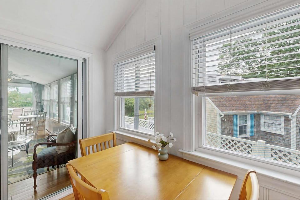 Peaceful marshview escape with large sunroom AC outdoor firepit & dog friendly House in Pocasset