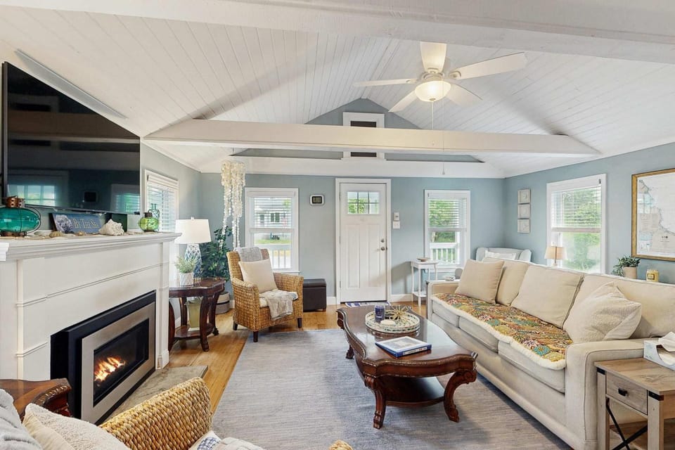 Peaceful marshview escape with large sunroom AC outdoor firepit & dog friendly House in Pocasset