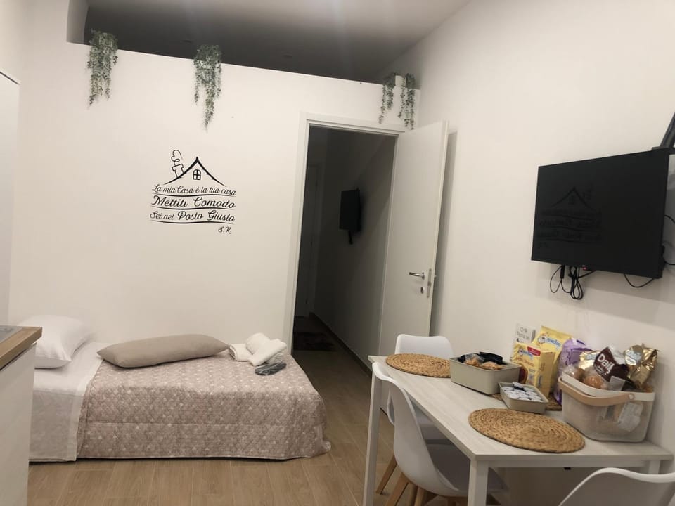 Bed, TV and multimedia, Food and drinks, Photo of the whole room, Dining area