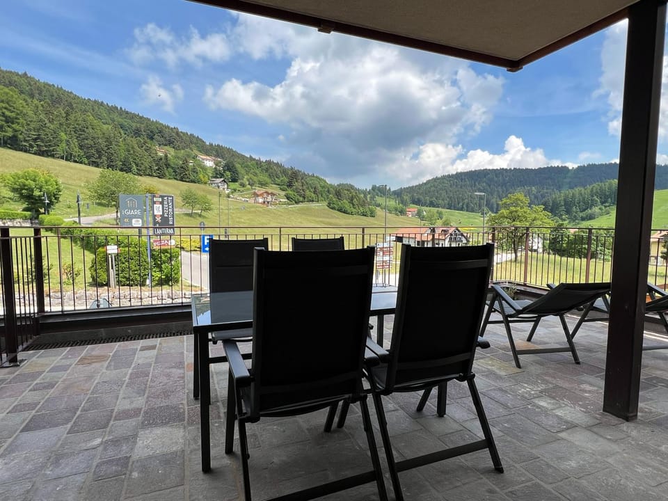 Natural landscape, View (from property/room), Balcony/Terrace, Dining area, Mountain view