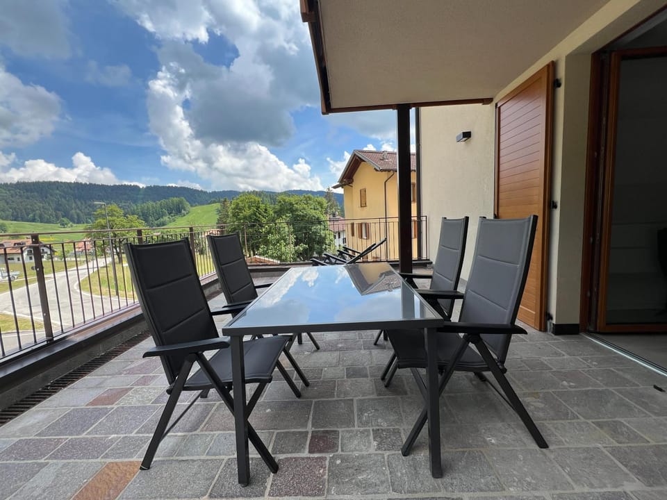 Natural landscape, View (from property/room), Balcony/Terrace, Dining area, Mountain view