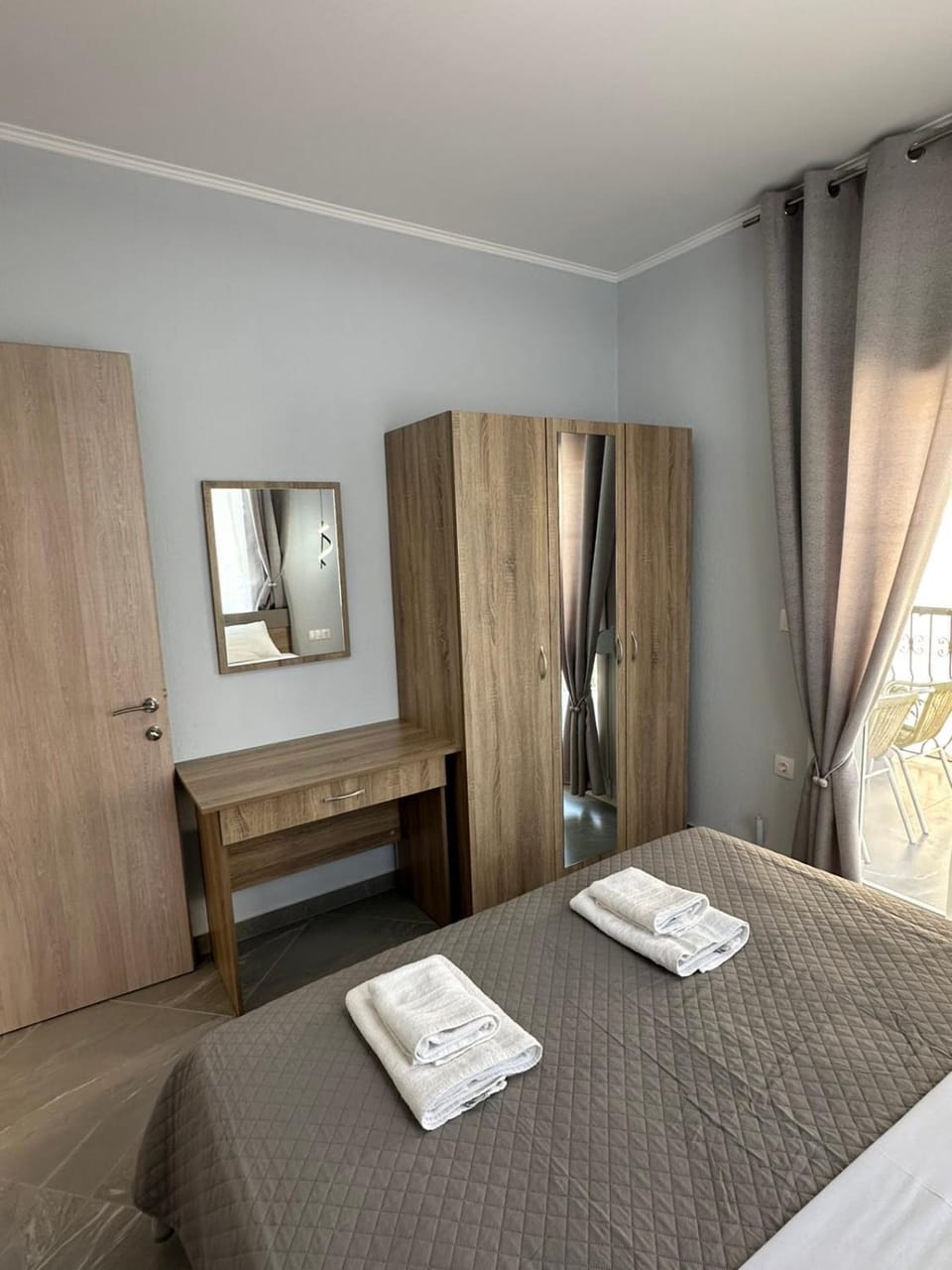 Bedroom, towels, wardrobe