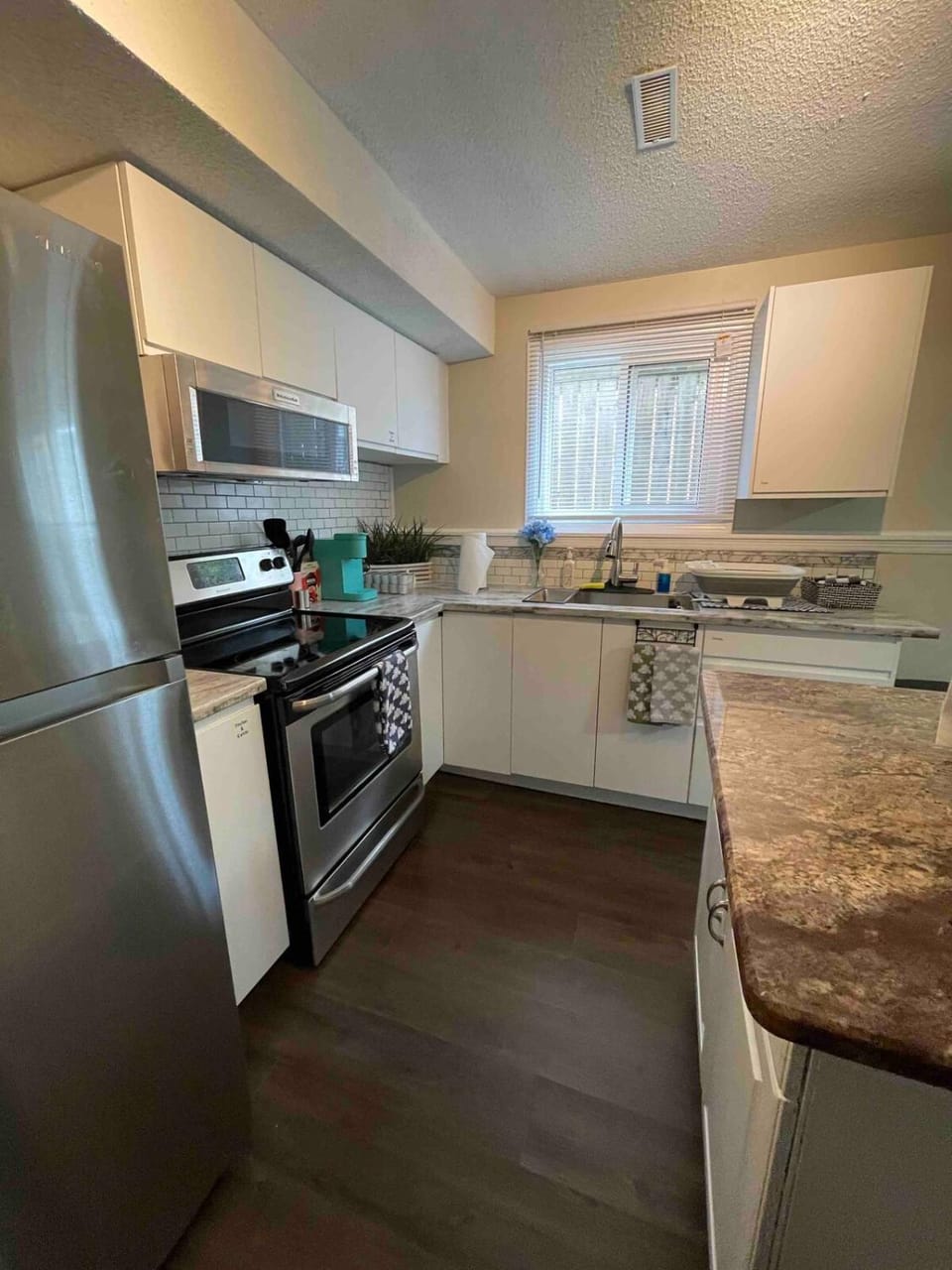 Coffee/tea facilities, Kitchen or kitchenette, oven, stove, toaster