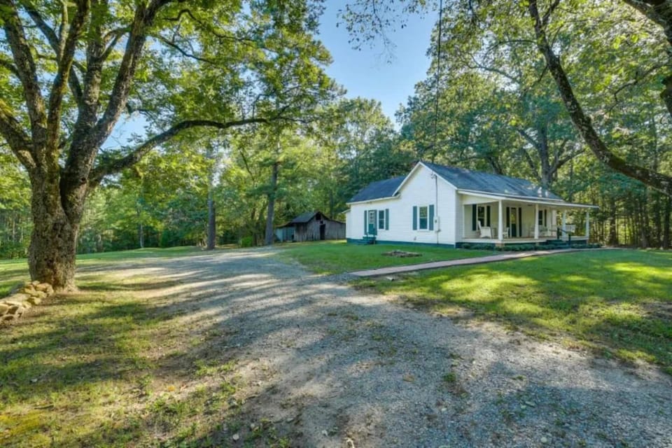Historic Stagecoach Road Cottage Private Acres House in North Carolina