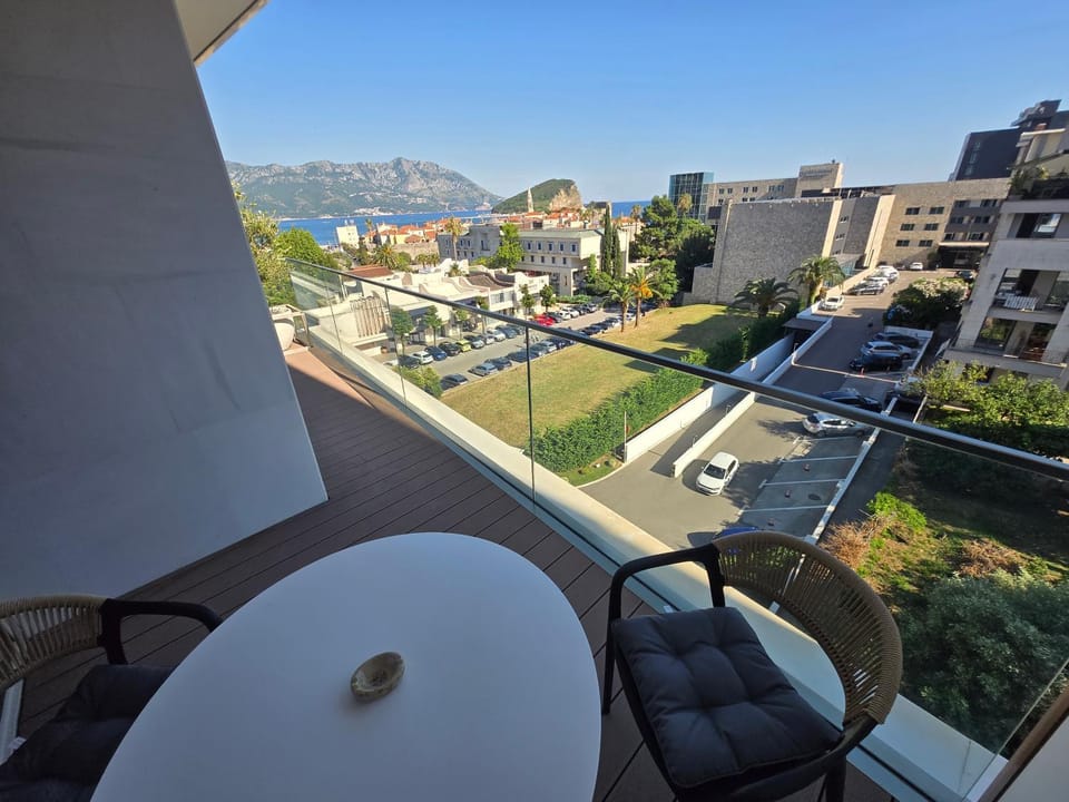 Day, Neighbourhood, Natural landscape, Bird's eye view, View (from property/room), Balcony/Terrace, Dining area, Evening entertainment, City view, Mountain view, Street view, Location, Parking