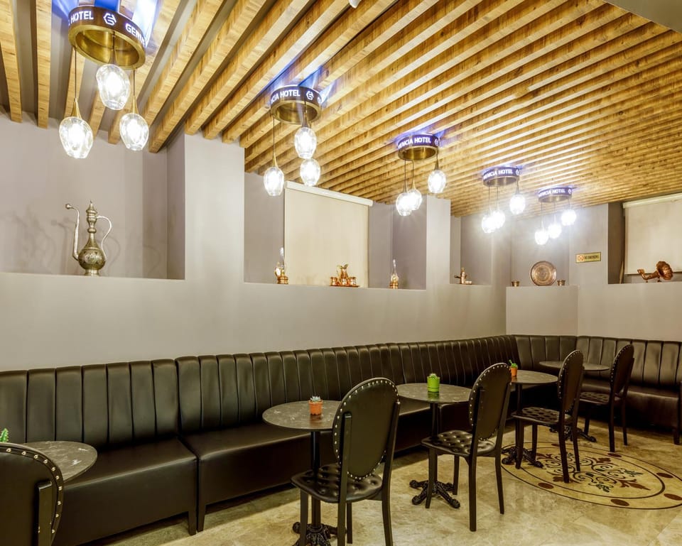 Restaurant/places to eat, Living room
