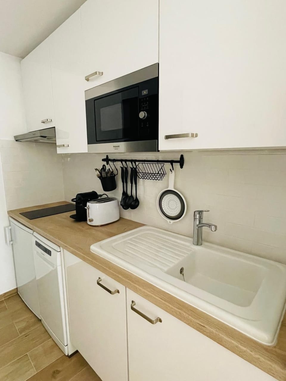 Kitchen or kitchenette, dishwasher, stove