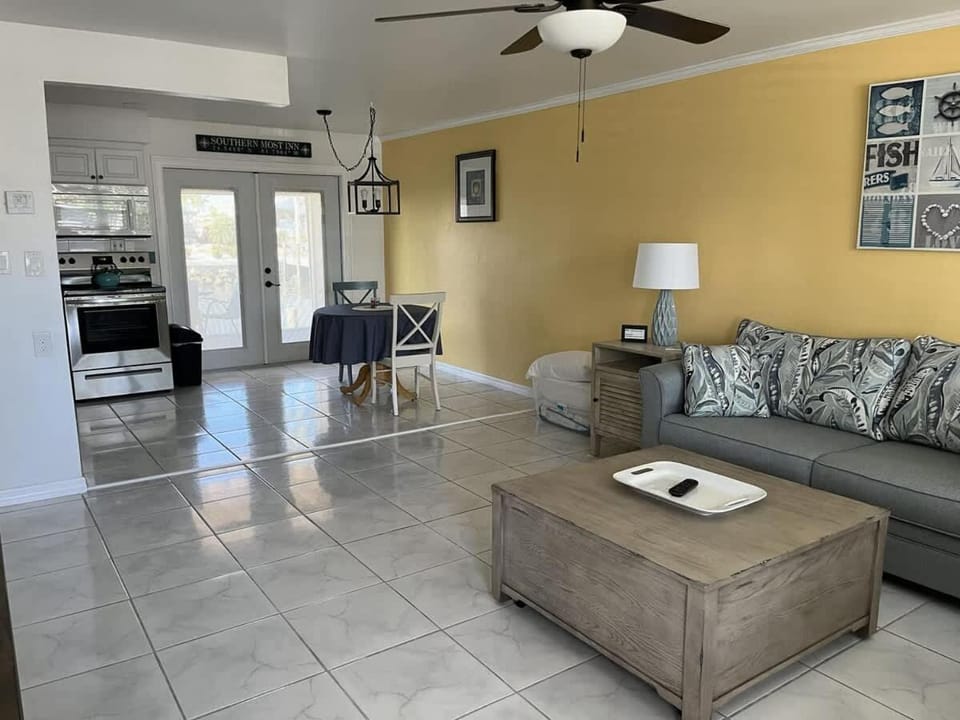 King Suite on Canal Apartment in St James City