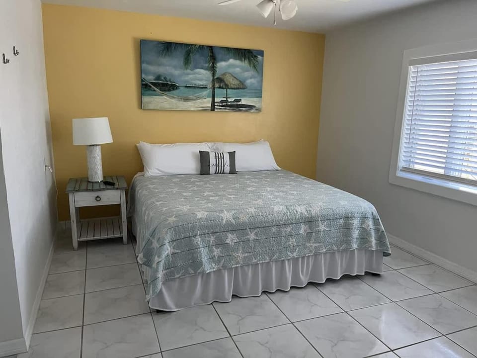 King Suite on Canal Apartment in St James City