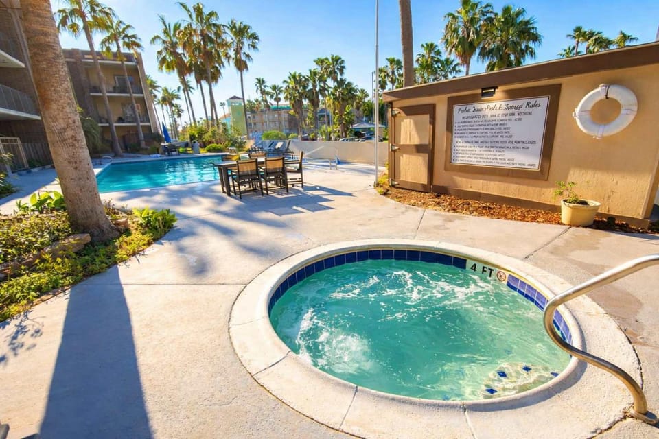 2BR Half Block to Beach Pool Hot Tub Patio SPI Apartment in South Padre Island