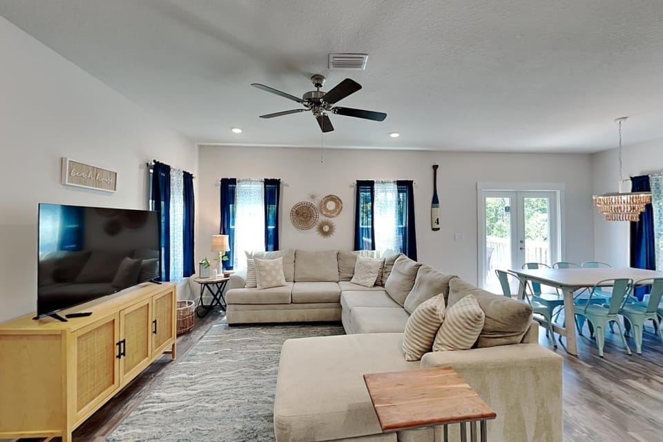 TV and multimedia, Living room, Seating area, Dining area, furniture, air conditioner