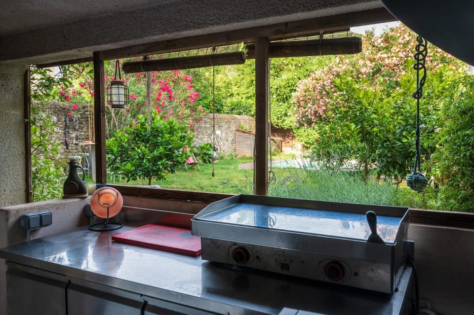 Property building, Kitchen or kitchenette, Living room