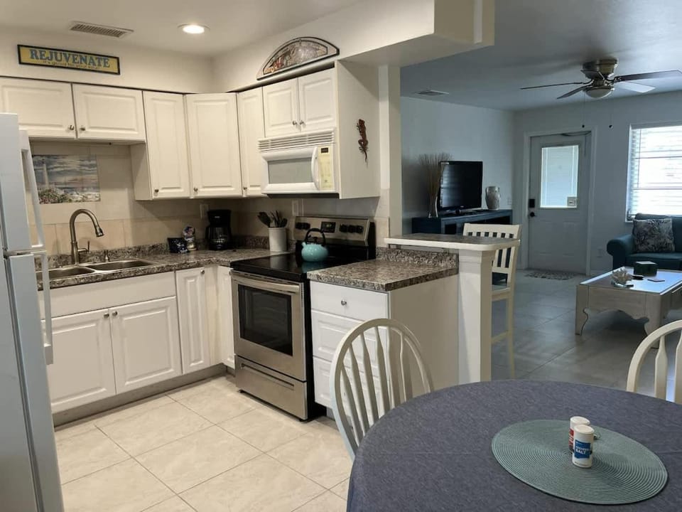 Canal Suite with Water views Apartment in St James City