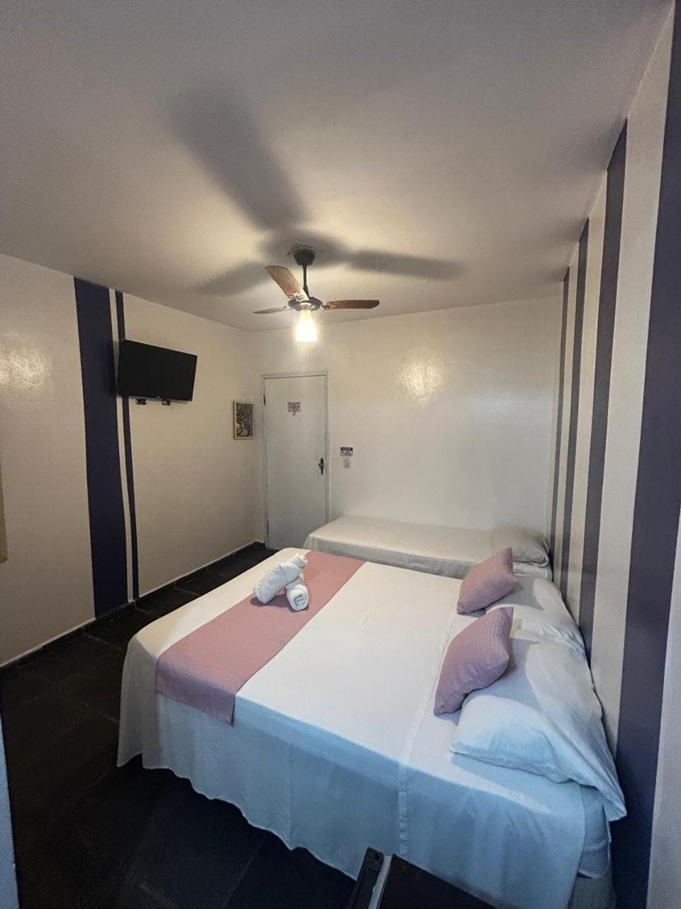 Bed, TV and multimedia, Photo of the whole room, Bedroom, towels, air conditioner