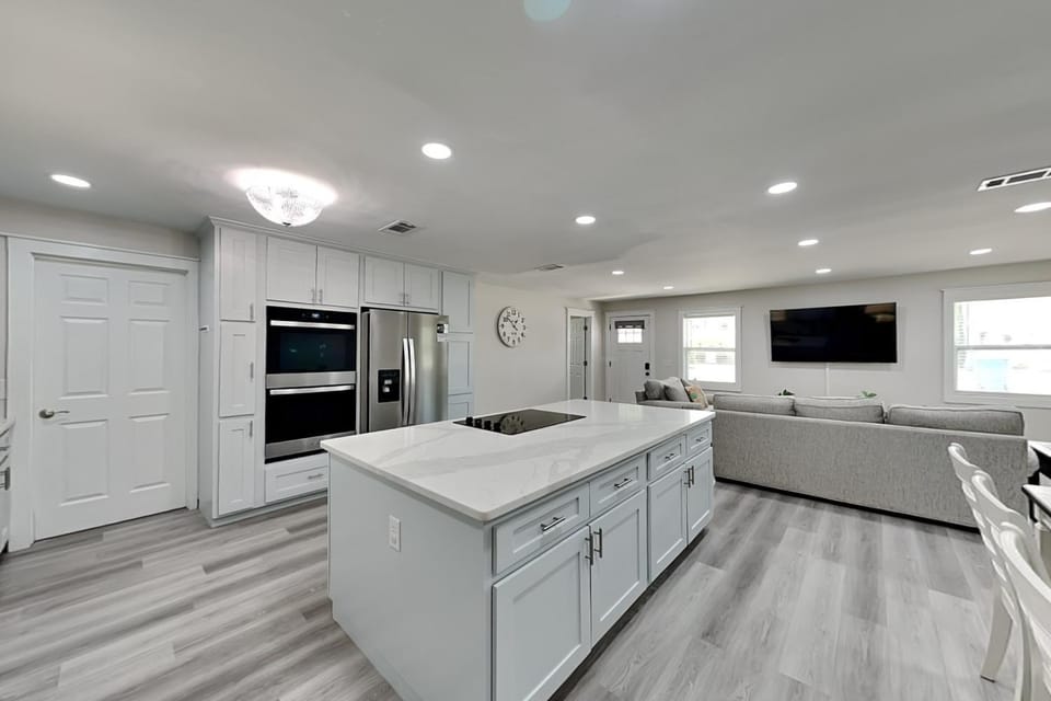 TV and multimedia, Kitchen or kitchenette, Living room, Seating area, furniture, oven, stove