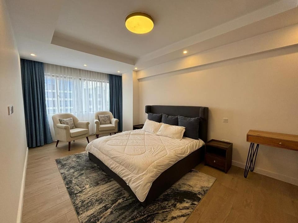 Bed, Photo of the whole room, Seating area, Bedroom