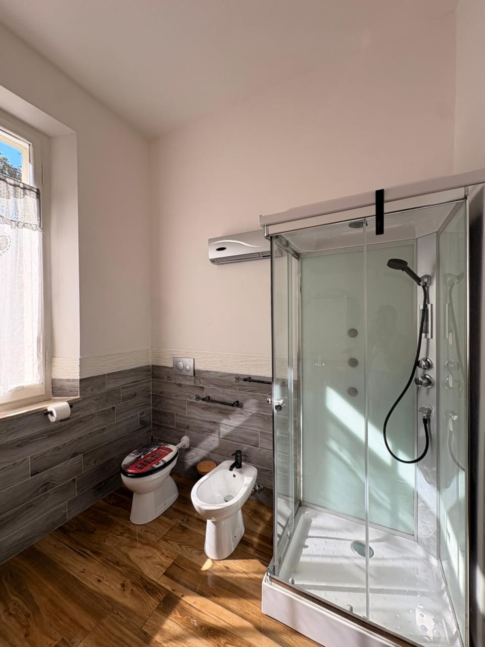 Shower, Toilet, Bathroom, towels