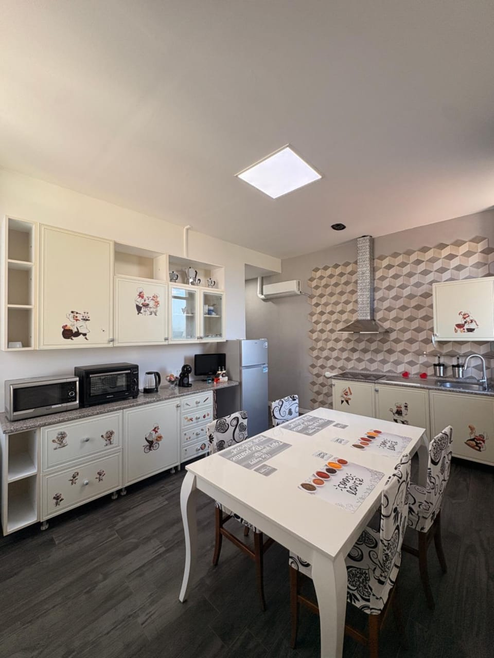 Kitchen or kitchenette, Dining area, stove