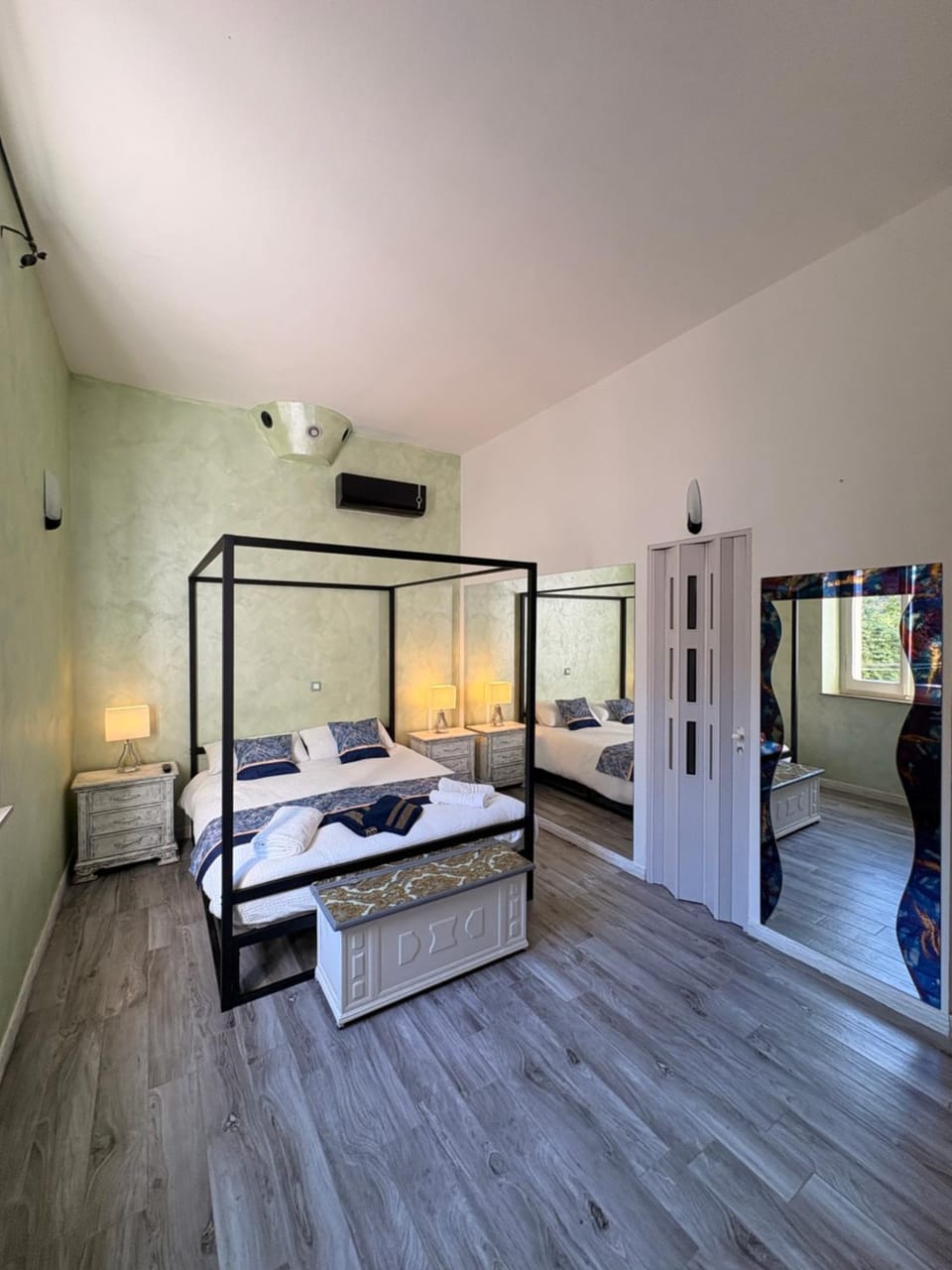 Photo of the whole room, Bedroom, air conditioner