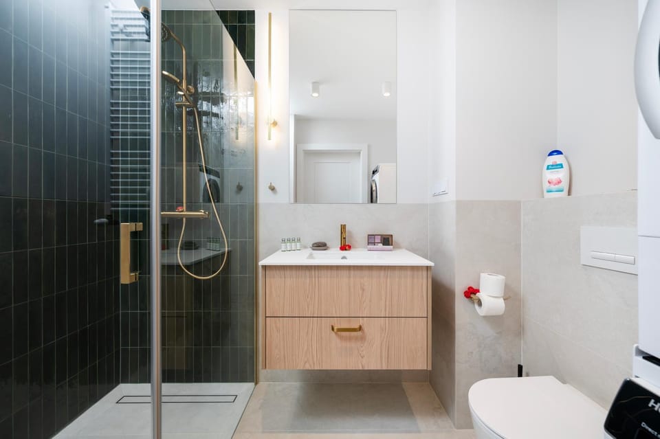Shower, Toilet, Bathroom, towels