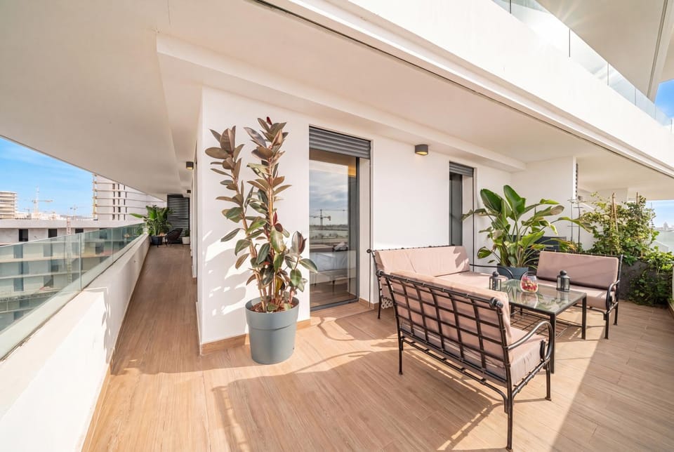 Balcony/Terrace, Living room, Decorative detail, City view