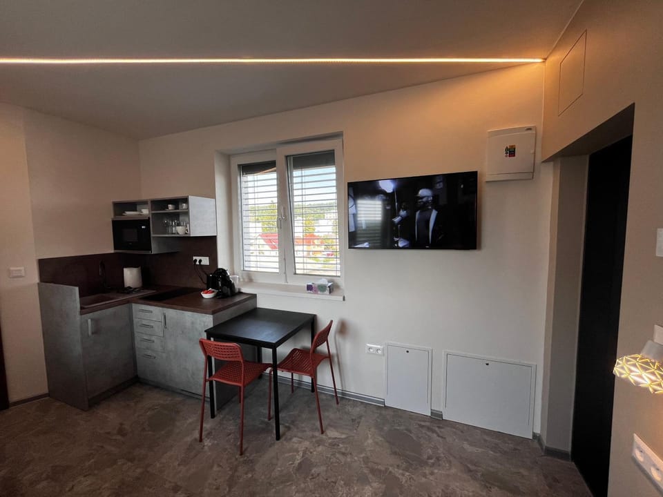 TV and multimedia, Kitchen or kitchenette, Dining area, stove