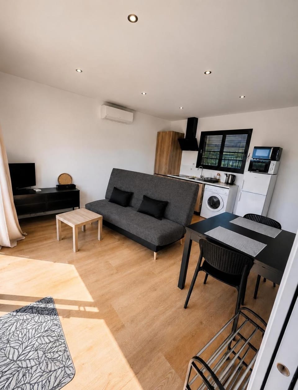 TV and multimedia, Kitchen or kitchenette, Living room, Dining area, oven, pet friendly, air conditioner