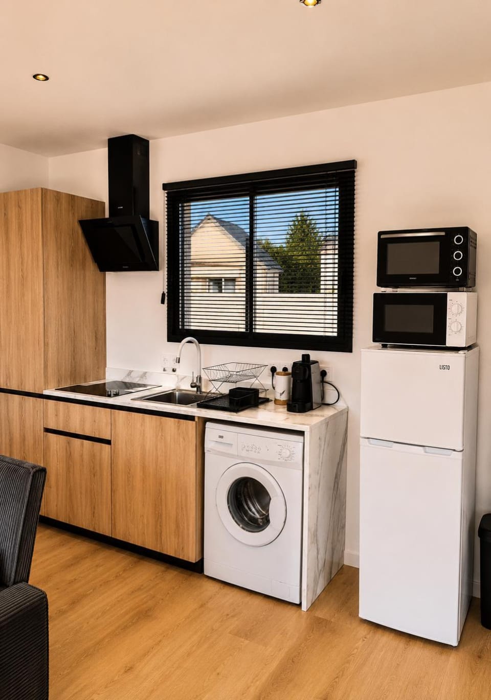 Coffee/tea facilities, Kitchen or kitchenette, microwave, oven, stove, toaster, washing machine
