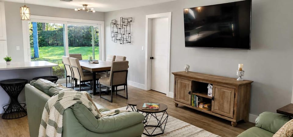 Navigate Stays West Palm Beach 4BR Family Retreat House in West Palm Beach