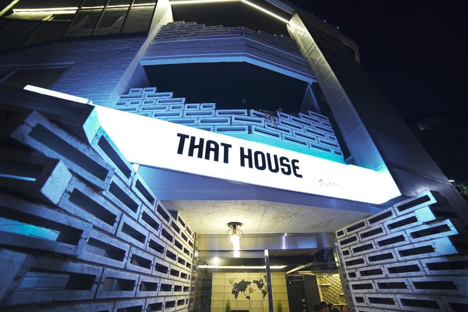 Facade/entrance, Location